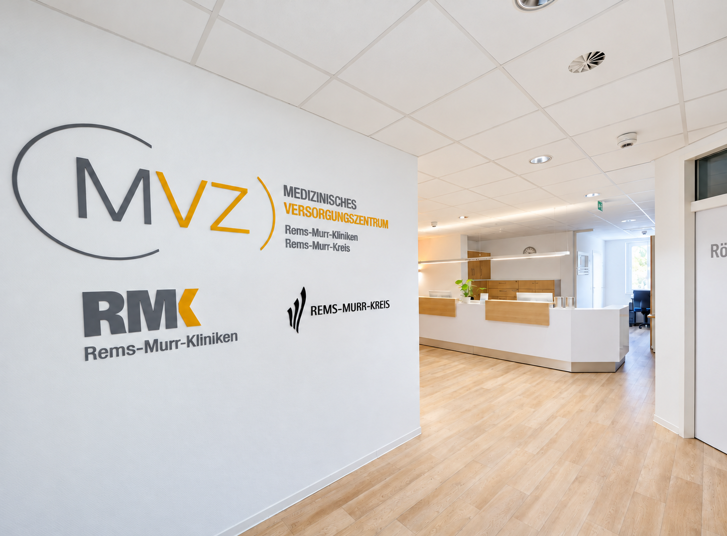 Empfang des MVZ Backnang mit den Logos des Medizinischen Versorgungszentrums und der Rems-Murr-Kliniken
